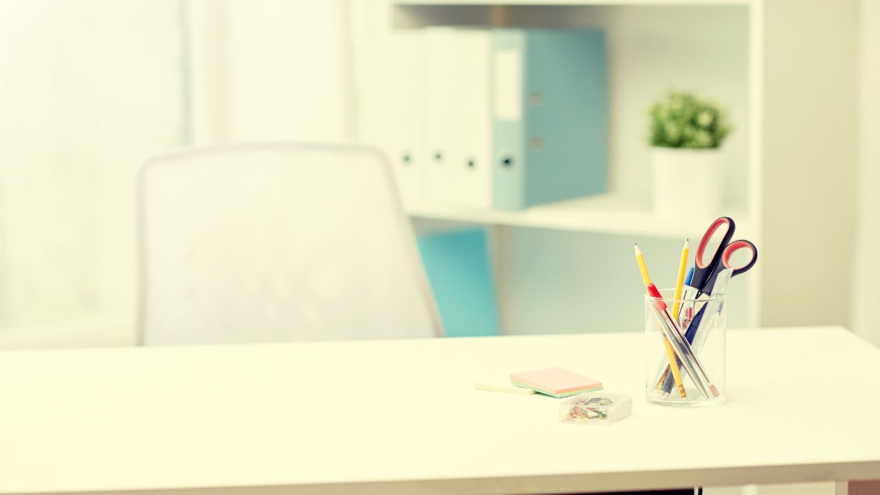 商业，室内，工作场所和教育理念-在办公室桌上的文具办公室内部桌上文具